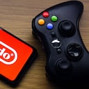 Control de videojuegos juntos a celular con Nintendo.