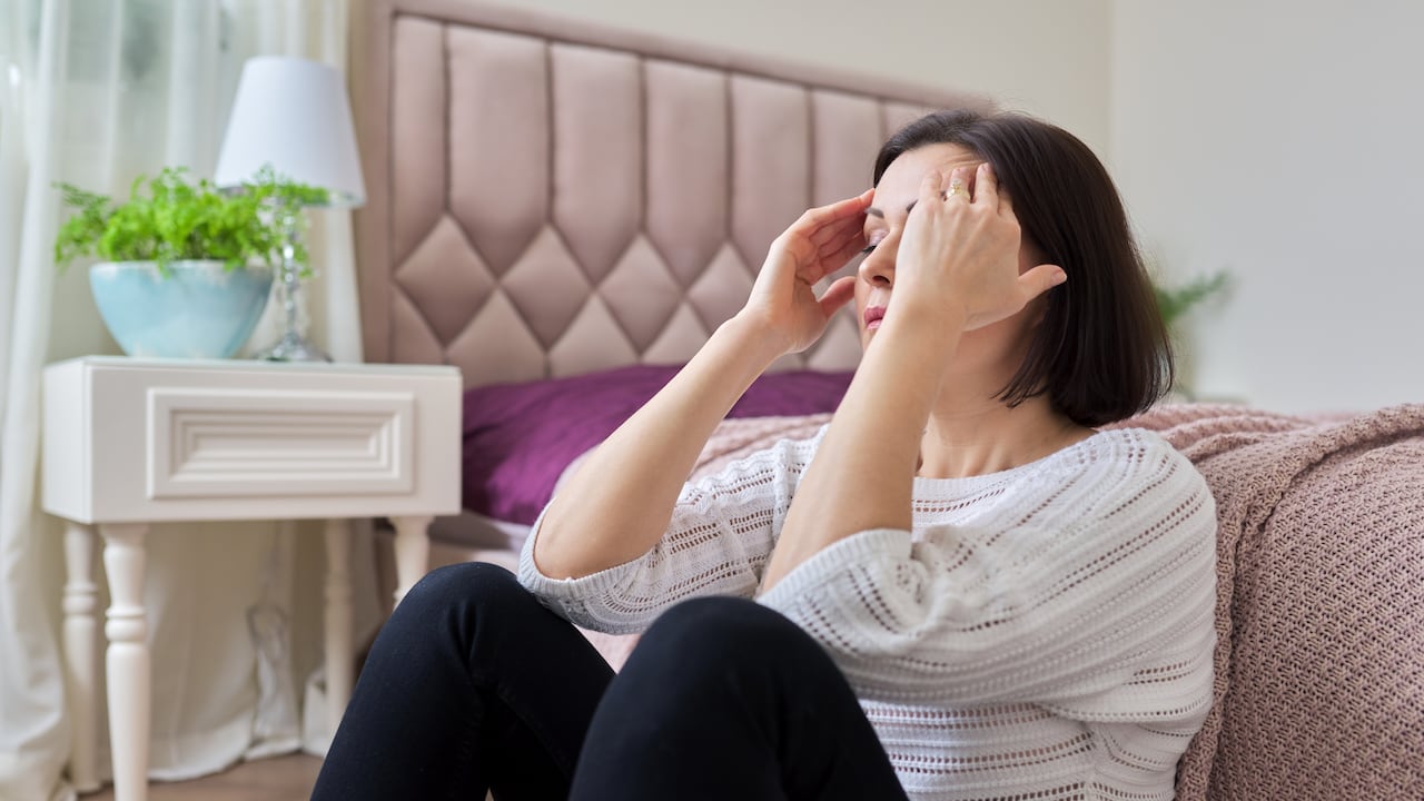 Mujer con dolor de cabeza