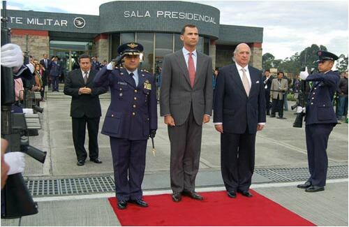 El príncipe de Asturias, Felipe de Borbón, asistió a la posesión en representación de España. 