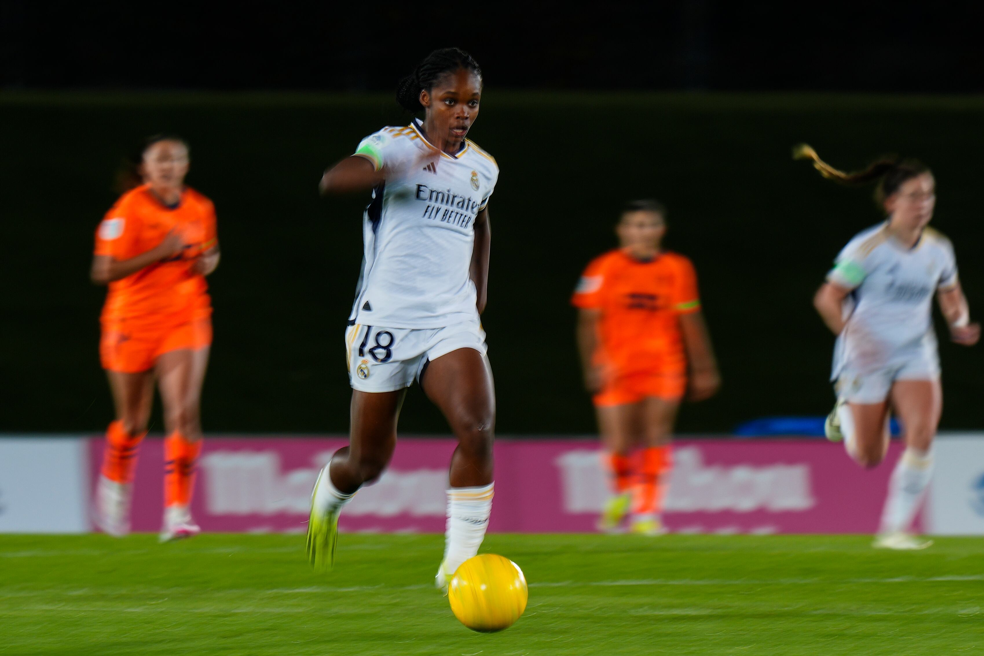 MADRID, ESPAÑA - 3 DE FEBRERO: Linda Caicedo del Real Madrid corre con el balón durante el partido de Liga F entre el Real Madrid y Valencia CF Feminas en el Estadio Alfredo Di Stefano el 3 de febrero de 2024 en Madrid, España. (Foto de Diego Souto/Getty Images)