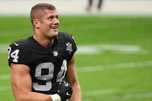 Carl Nassib, jugador de los Raiders.