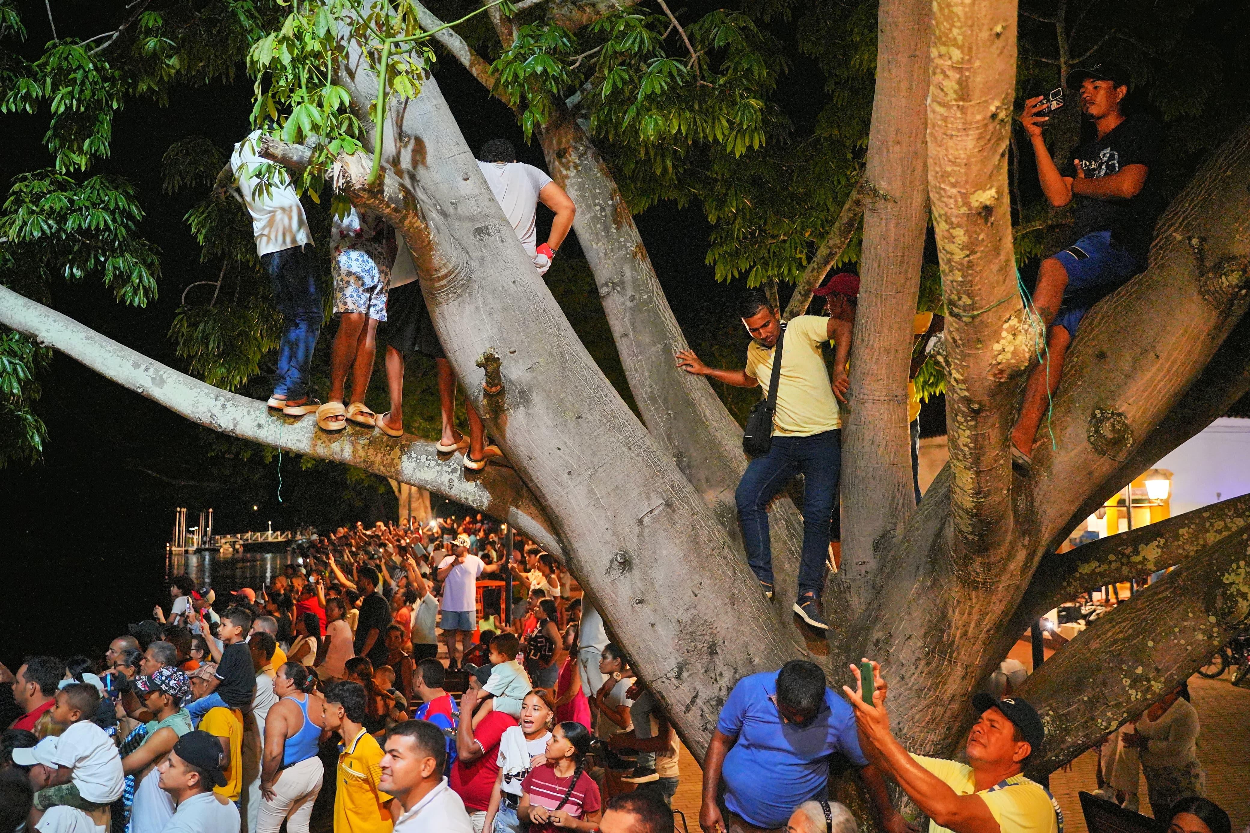 Centenares de personas se reunieron para recibir el crucero AmaMagdalena en Mompóx.