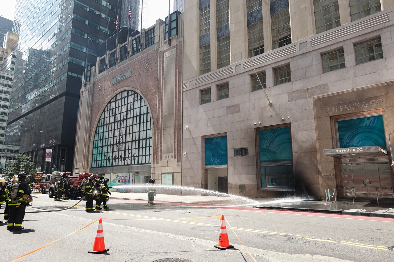 Los bomberos de la ciudad de Nueva York han combatido un incendio en la icónica joyería de Tiffany & Co en Nueva York, EE. UU. el 29 de junio de 2023
