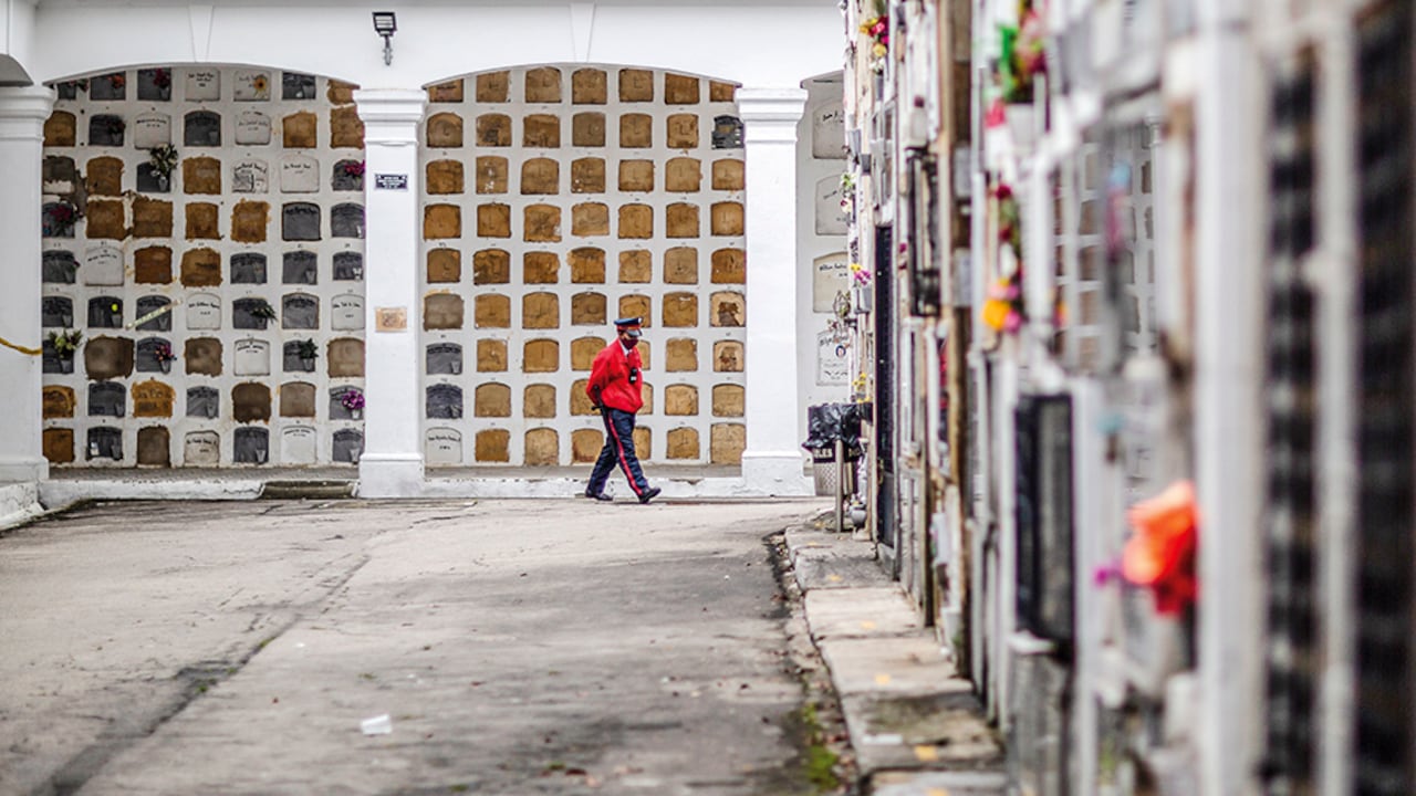 El camposanto de Chapinero ha sido escenario de saqueos y profanación de tumbas. En los cementerios arrojan restos humanos en bolsas de basura. En la foto, el sacerdote William Espinosa recorre el cementerio Central.