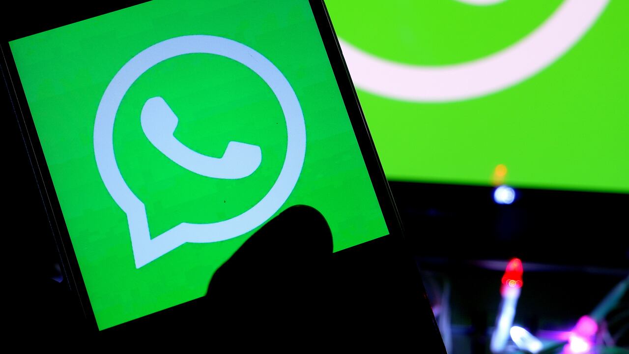 INDIA - 25/10/2022: En esta ilustración fotográfica, se muestra el logotipo de Whatsapp en un smartphone. (Ilustración fotográfica de Avishek Das/SOPA Images/LightRocket vía Getty Images)