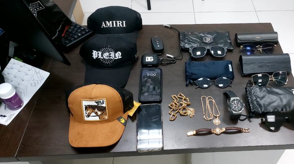 Material incautado al supuesto delincuente en el aeropuerto José María Córdova de Rionegro.