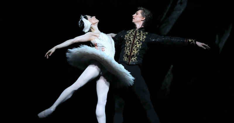 Mariela Nuñez como Odette/ Odile y Vadim Muntagirov como el príncipe Siegfried en la adaptación de Liam Scarlett en la Royal Opera House. 