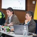 La alcaldesa de Bogotá, Claudia López; el secretario de Seguridad, Aníbal Fernández de Soto; y el comandante de la Mebog, general Eliécer Camacho en el consejo de seguridad.