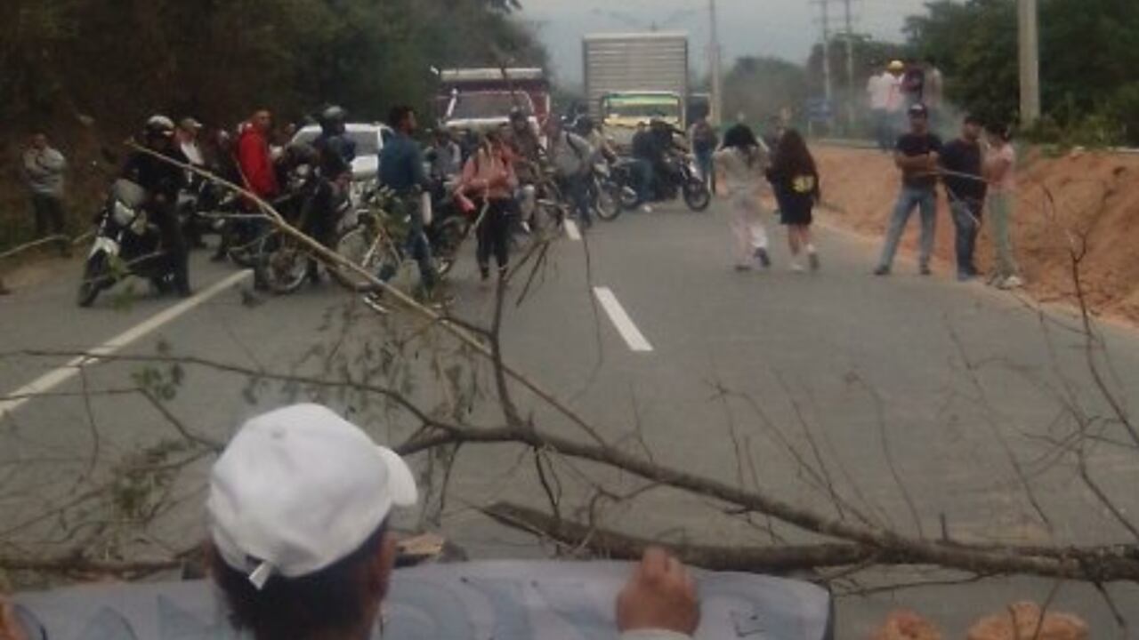 Cierres en ambas calzadas de la autopista Mar 1 en Antioquia, entre Santa fe de Antioquia y San Jerónimo.