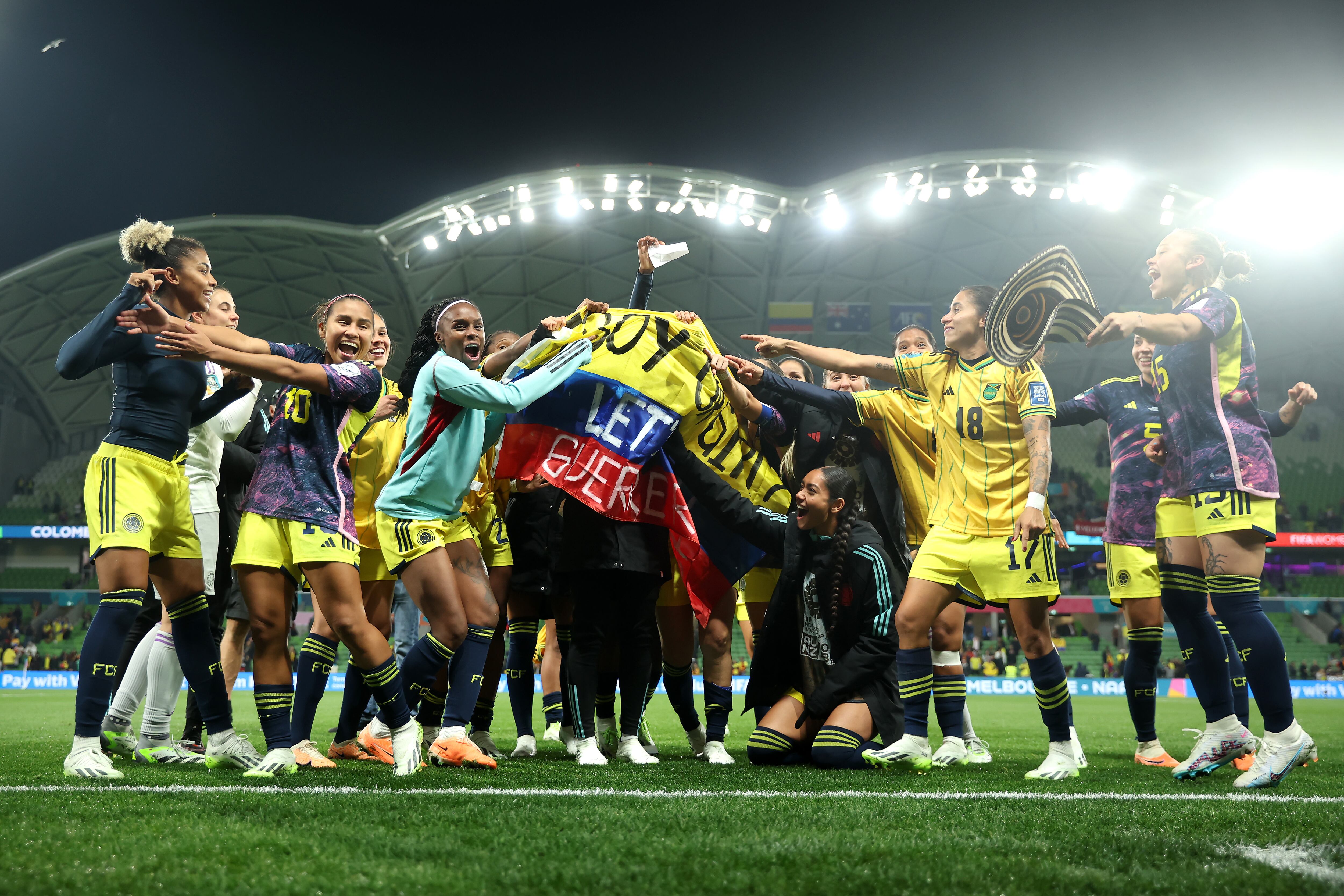 MELBOURNE, AUSTRALIA - 8 DE AGOSTO: Colombia celebra la victoria del equipo por 1-0 y avanza a los cuartos de final al participar en una revelación de género luego del partido de octavos de final de la Copa Mundial Femenina de la FIFA Australia y Nueva Zelanda 2023 entre Colombia y Jamaica en Melbourne Estadio rectangular el 08 de agosto de 2023 en Melbourne / Naarm, Australia. (Foto de Alex Grimm - FIFA/FIFA vía Getty Images)