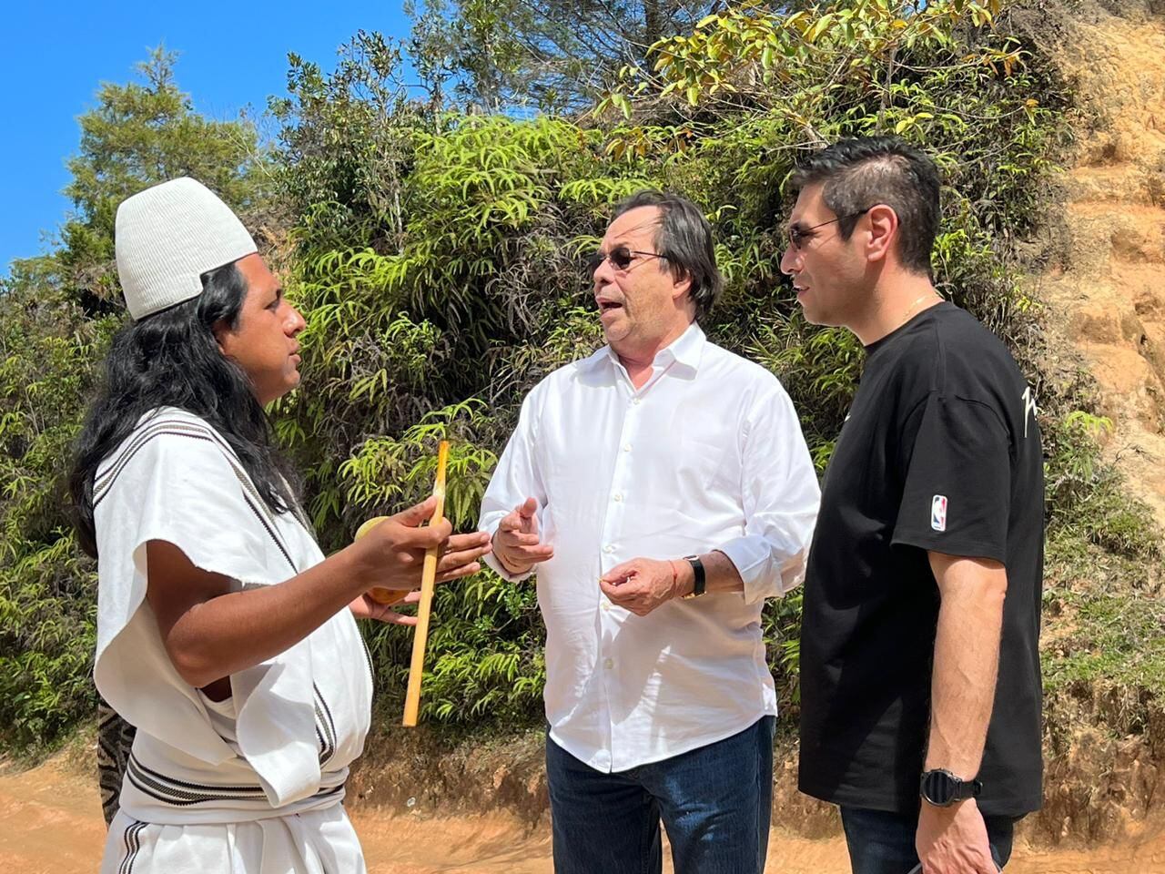 Los magistrados César Lorduy y Christian Quiroz en la Sierra Nevada.
