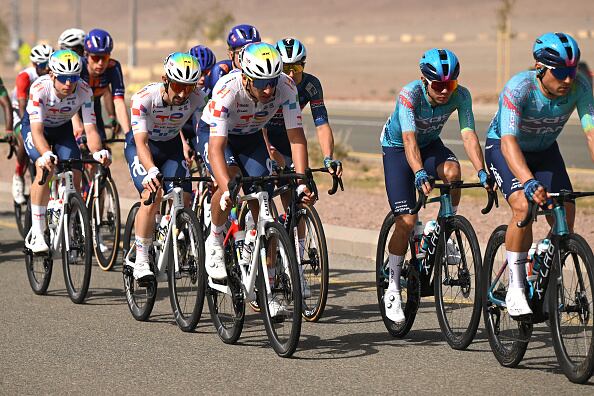 Sergio Higuita participando en el AlUla Tour de 2026