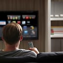 Actualmente, muchas personas tienen un Smart TV en sus hogares.