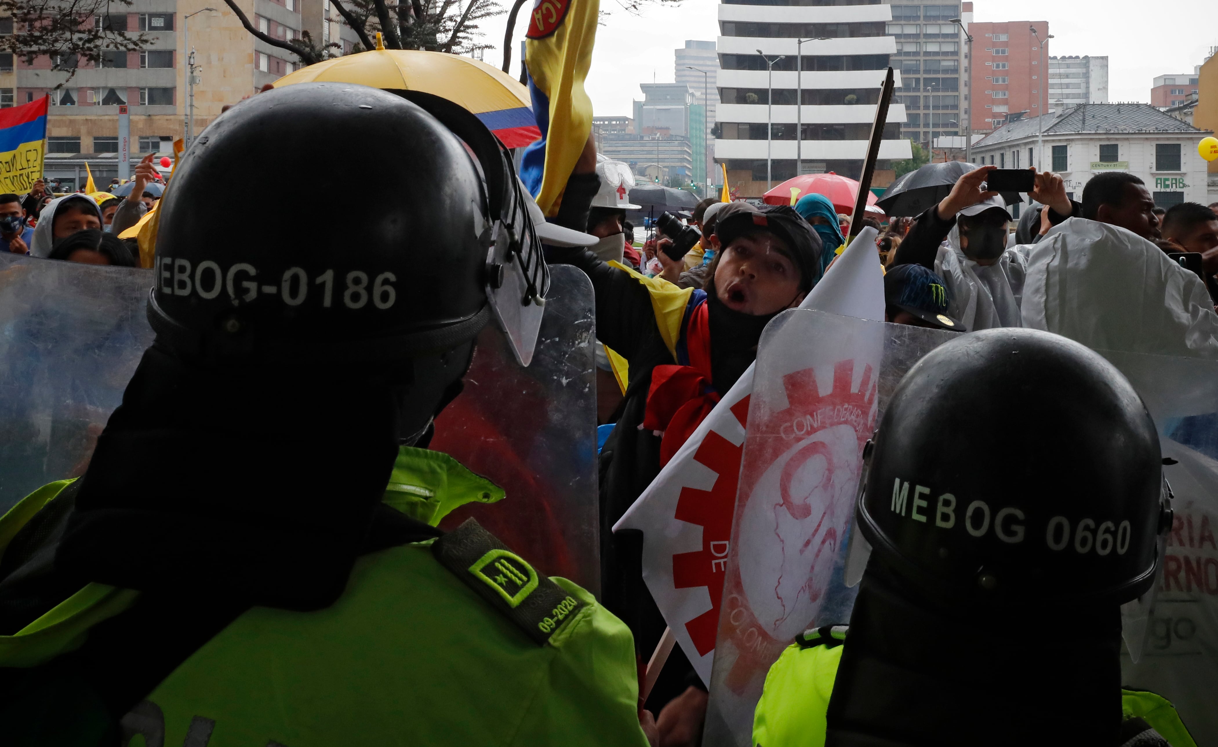 manifestación Toma de Bogotá paro nacional hotel Tequendama  marcha dia 43 
manifestantes y policía nacional
Bogota junio 9 del 2021
Foto Guillermo Torres Reina / Semana