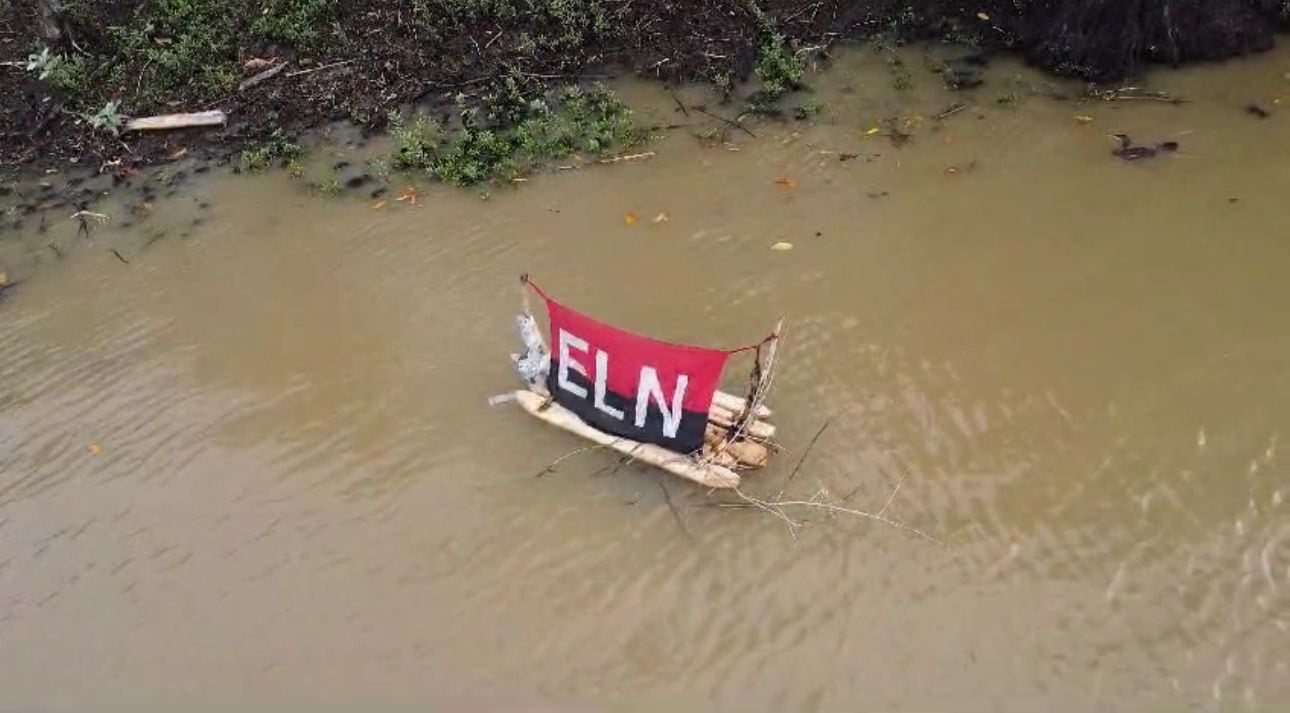 Desactivan de manera controlada explosivos del ELN en barcaza artesanal en Chocó.