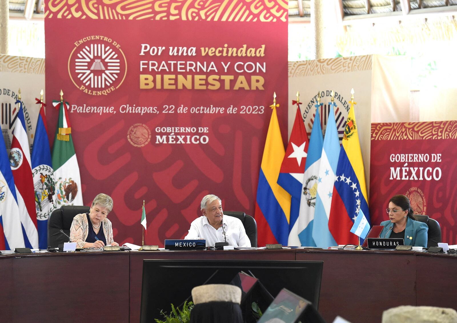 El presidente de México, Andrés Manuel López Obrador, habla junto a la ministra de Relaciones Exteriores de México, Alicia Bárcena, y la presidenta de Honduras, Xiomara Castro, durante una cumbre de líderes de América Latina y el Caribe en la ciudad sureña de Palenque que busca negociar acuerdos para frenar un reciente aumento de migrantes con destino a la frontera de Estados Unidos, en Palenque, México, en esta fotografía distribuida a Reuters el 22 de octubre de 2023.