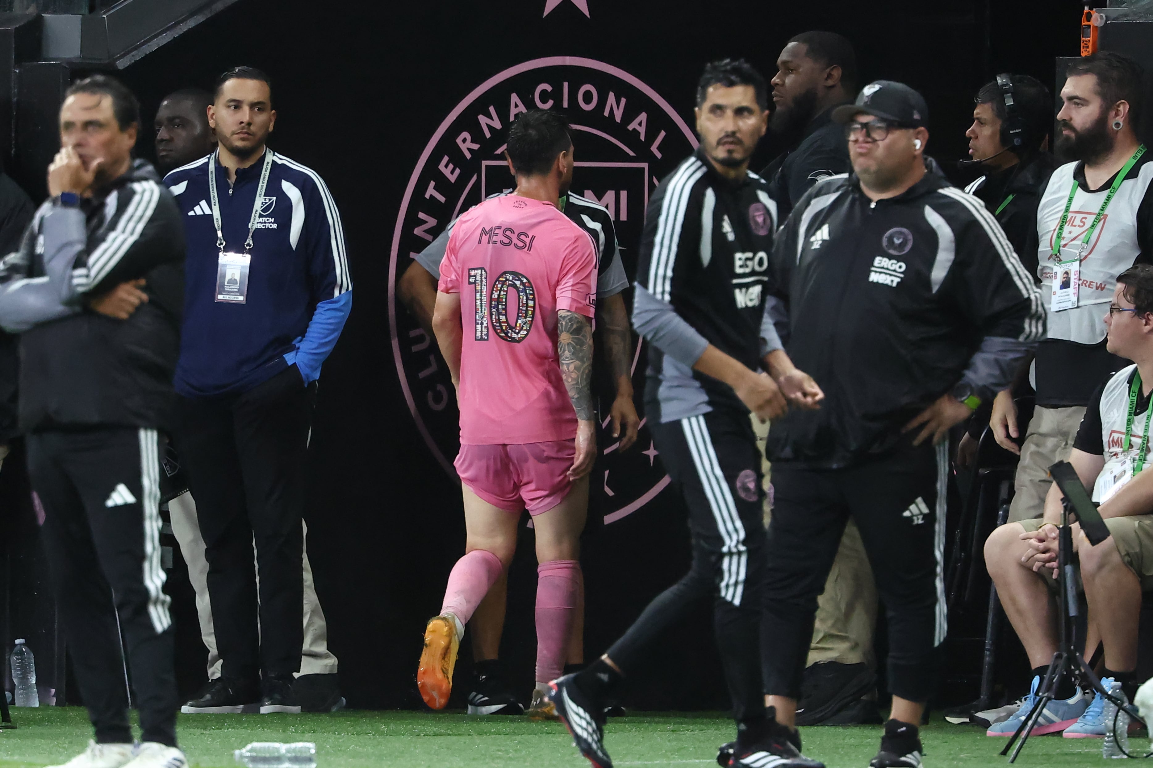Lionel Messi salió del campo directo a los vestuarios.