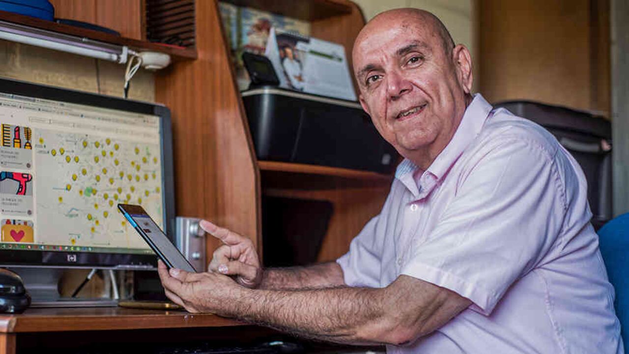 Juan Carlos López es un bellanita de 54 años que creó comproenelbarrio.com