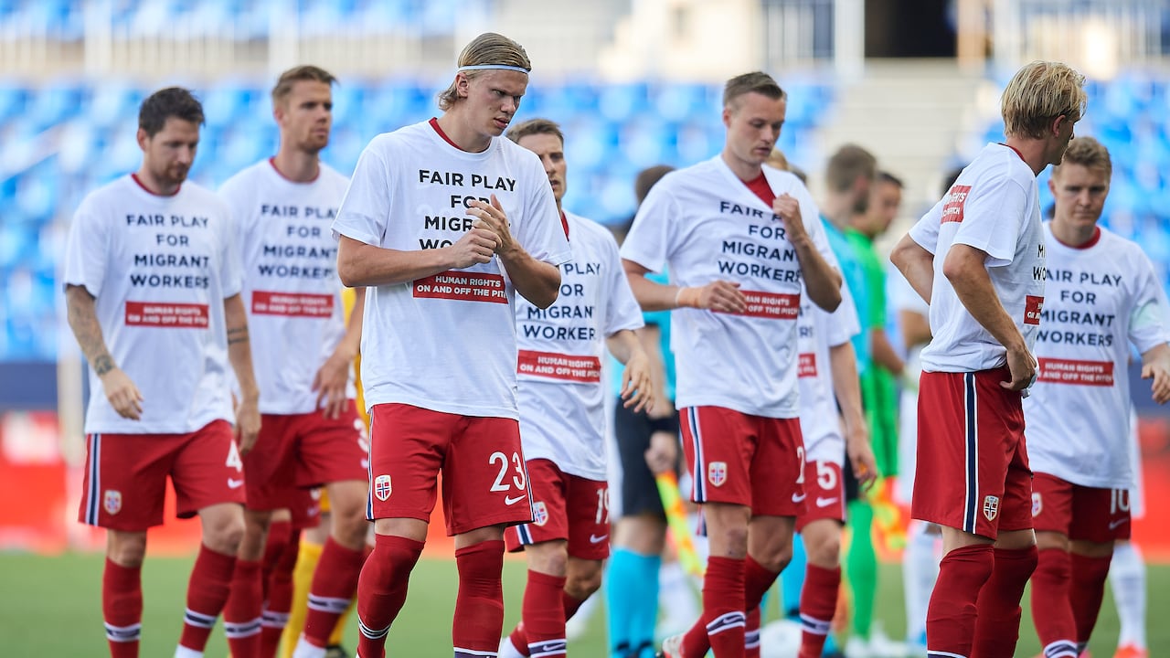 “Derechos humanos, dentro y fuera de
la cancha”. Los jugadores de la selección de Noruega usaron una camiseta con este mensaje durante el calentamiento de un partido contra Gibraltar de eliminatorias mundialistas, en marzo de 2021.