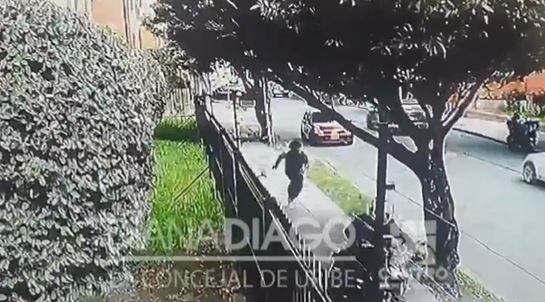 El más reciente robo se presentó el domingo 20 de octubre. Aquí el ladrón huye después de haber robado a un joven