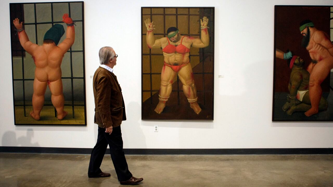 Fernando Botero observando sus propias obras exhibidas.