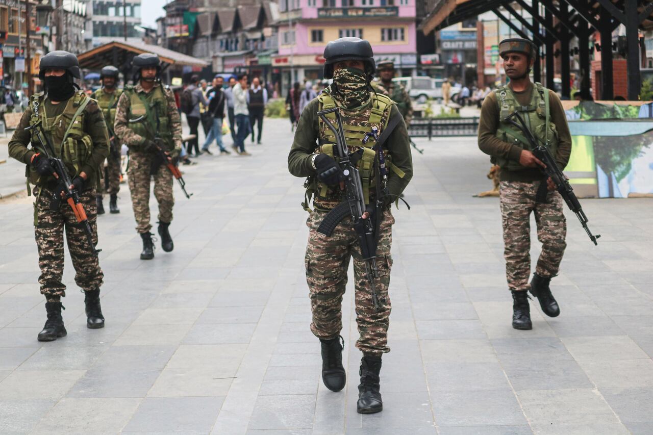 Soldados paramilitares indios patrullan cerca de la Torre del Reloj (Ghanta Ghar) en Srinagar, Jammu y Cachemira, el 2 de mayo de 2025.