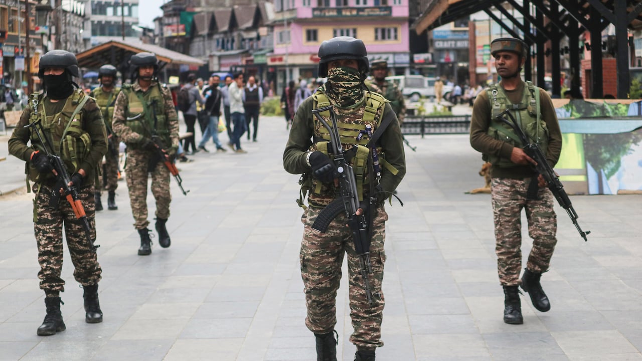 Soldados paramilitares indios patrullan cerca de la Torre del Reloj (Ghanta Ghar) en Srinagar, Jammu y Cachemira, el 2 de mayo de 2025.