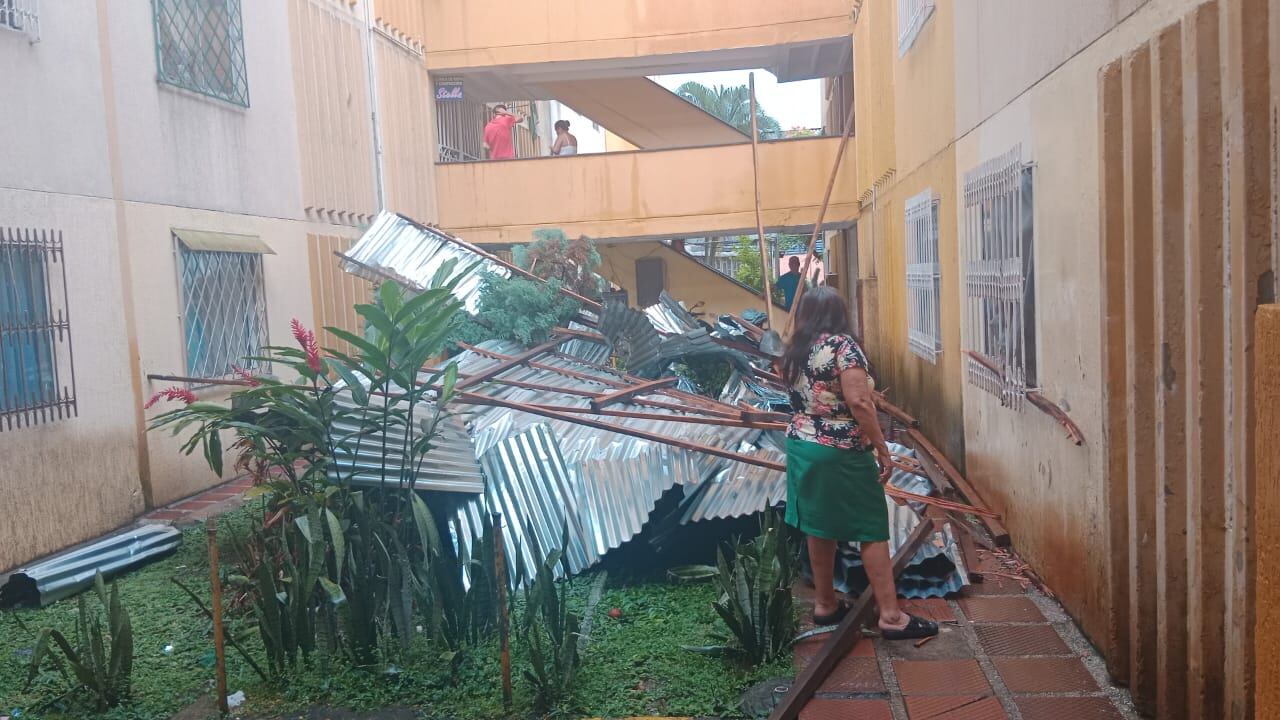 Las lluvias de este lunes provocaron daños en estructuras.