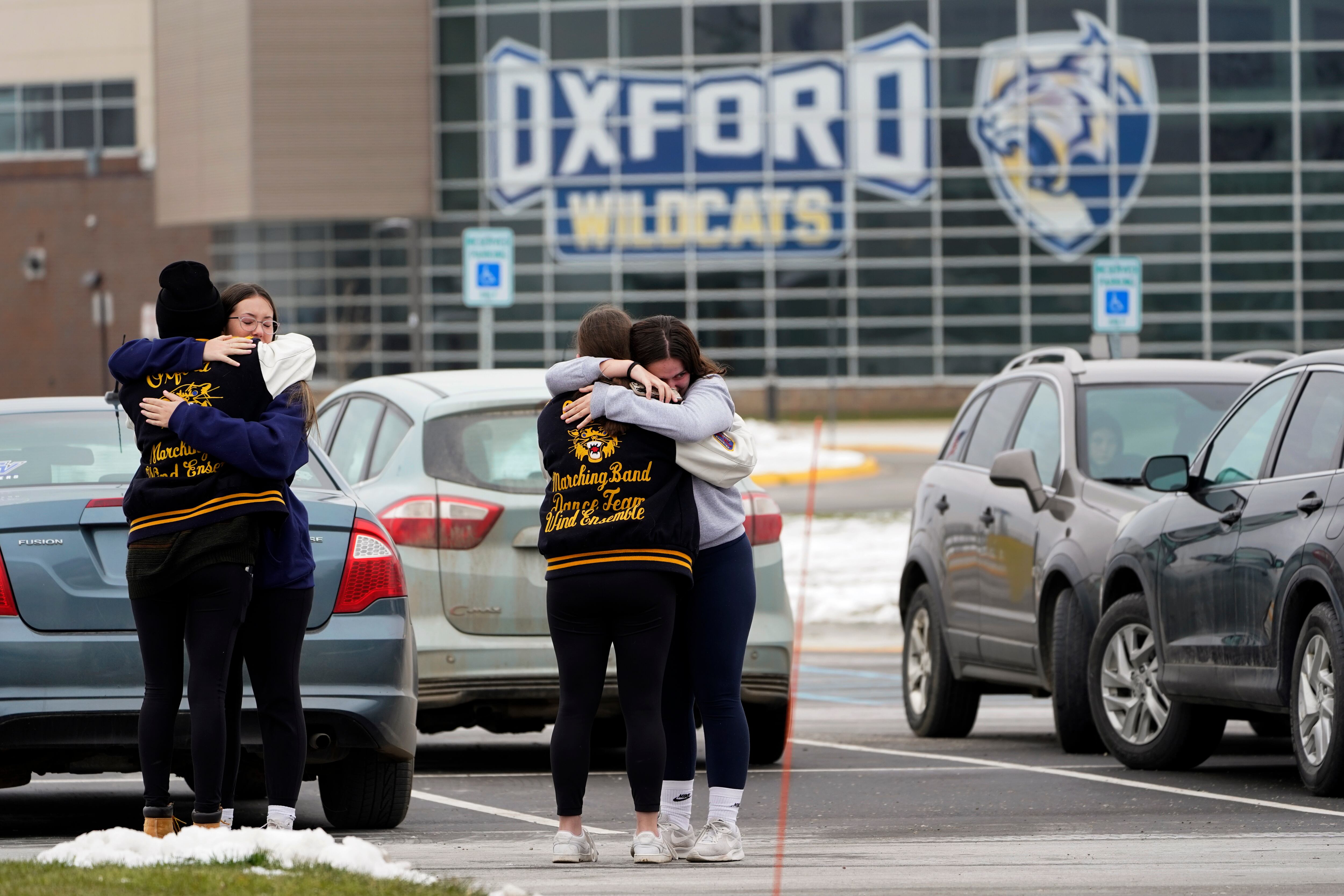 Los estudiantes se abrazan en las afueras de Oxford High School en Oxford, Michigan, el miércoles 1 de diciembre de 2021. Las autoridades dicen que un estudiante de segundo año de 15 años abrió fuego matando a cuatro estudiantes e hiriendo a otras siete personas el martes. (Foto AP / Paul Sancya)