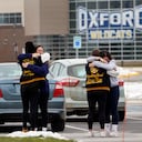 Los estudiantes se abrazan en las afueras de Oxford High School en Oxford, Michigan, el miércoles 1 de diciembre de 2021. Las autoridades dicen que un estudiante de segundo año de 15 años abrió fuego matando a cuatro estudiantes e hiriendo a otras siete personas el martes. (Foto AP / Paul Sancya)