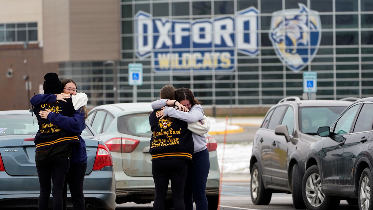 Los estudiantes se abrazan en las afueras de Oxford High School en Oxford, Michigan, el miércoles 1 de diciembre de 2021. Las autoridades dicen que un estudiante de segundo año de 15 años abrió fuego matando a cuatro estudiantes e hiriendo a otras siete personas el martes. (Foto AP / Paul Sancya)