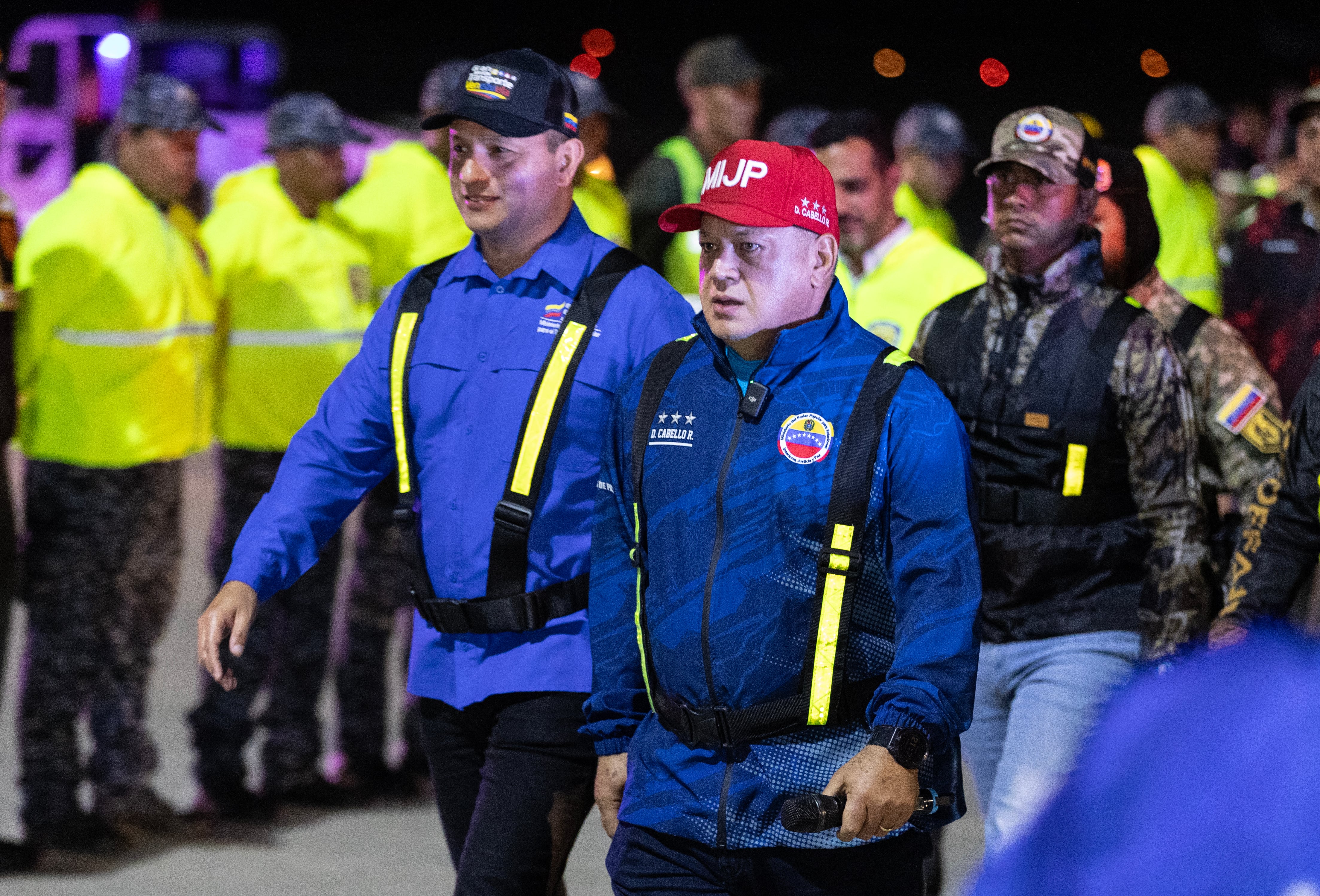 El Ministro del Interior de Venezuela, Diosdado Cabello (C), camina antes de la llegada de inmigrantes venezolanos deportados de Estados Unidos al Aeropuerto Internacional Simón Bolívar en Maiquetía, Venezuela, el 10 de febrero de 2025.