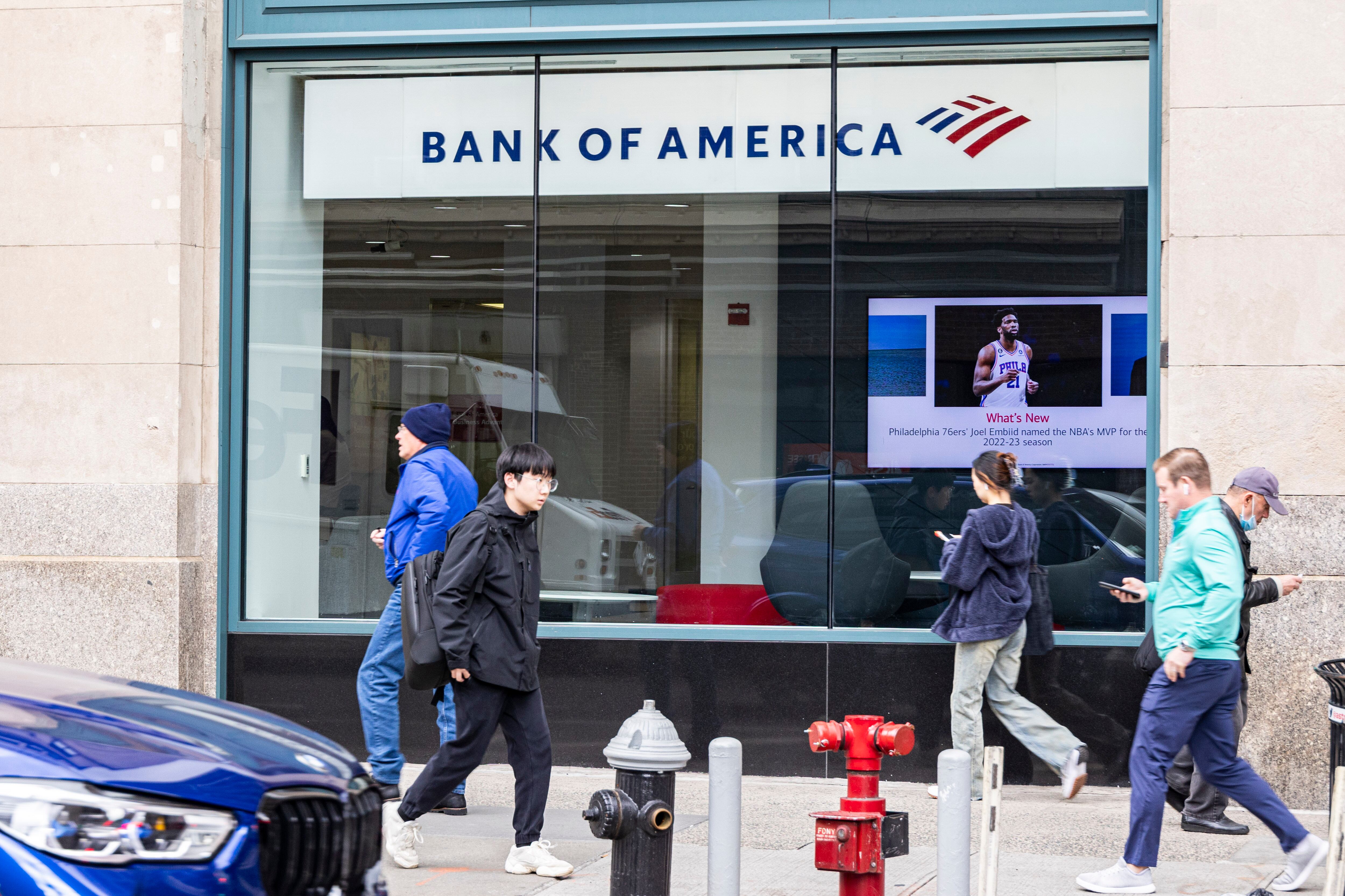 Sucursal del Bank of America con el logo de la empresa en Manhattan, Nueva York. El Bank of America Corporation es un banco de inversión multinacional estadounidense y un holding de servicios financieros cuyo objetivo principal es que los servicios financieros giren en torno a la banca comercial