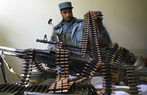 Un guardia de seguridad privada revisa piezas del armamento que ha recibido en Herat, Afganistán. (EFE)