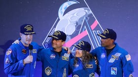 La tripulación del Artemis II, de izquierda a derecha: Jeremy Hansen, Reid Wiseman, Christina Koch y Victor Glover, se reúnen con Hansen mientras este pronuncia un discurso durante un acto de bienvenida a la tripulación en el aeropuerto Ellington Field de Houston.