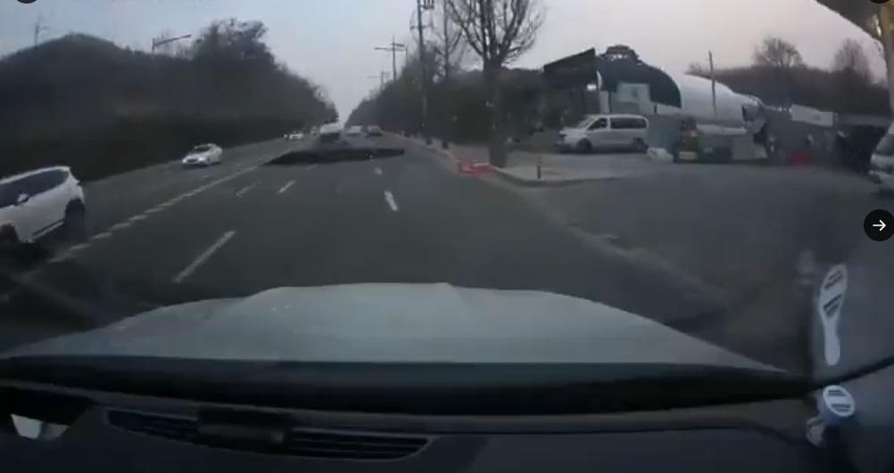 El motociclista cayó en un inmenso agujero que se formó de manera repentina en el este de Seúl, Corea del Sur.