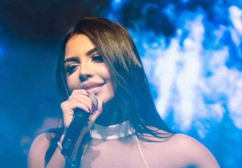 Natalia Curvelo, cantante vallenata, sufrió accidente en carretera.