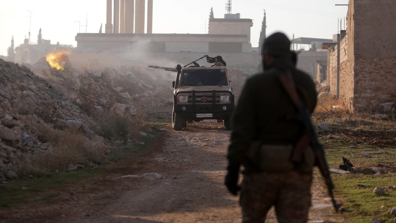 Un representante de seguridad indicó que el ejército sirio envió “refuerzos” a Alepo y aseguró que los atacantes aún no lograron llegar “a los límites de la ciudad”.