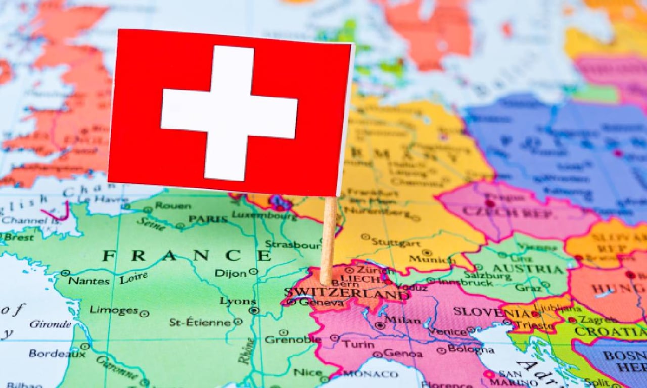 Suiza prohíbe uso de su espacio aéreo para transporte de armas en el marco de conflicto en Ucrania.