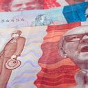 Billetes de la nueva edición de moneda corriente colombiana. En primer plano el billete de veinte mil pesos colombianos y al fondo dos cinco y diez mil. Dinero colombiano, billetes colombianos