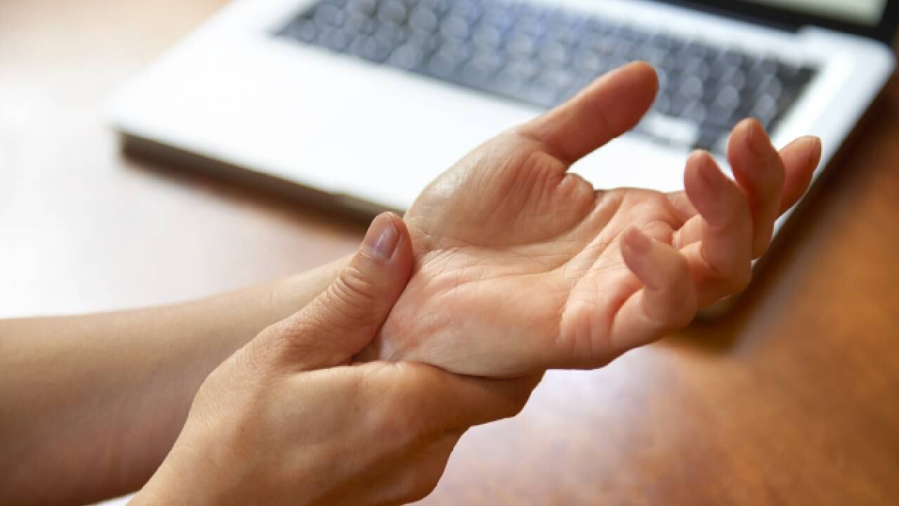 El dolor en los huesos puede ser consecuencia de una fractura o lesión grave. Foto: Getty Images.