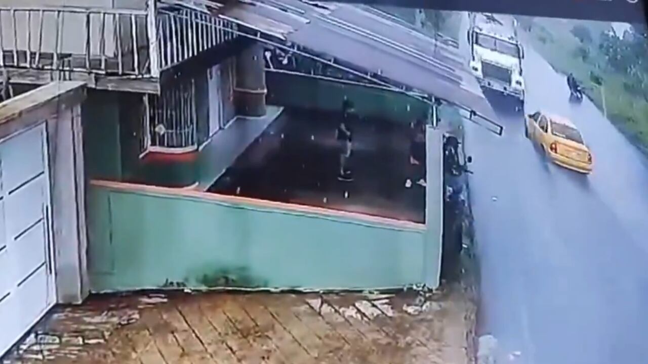 El camión terminó chocando contra una casa.