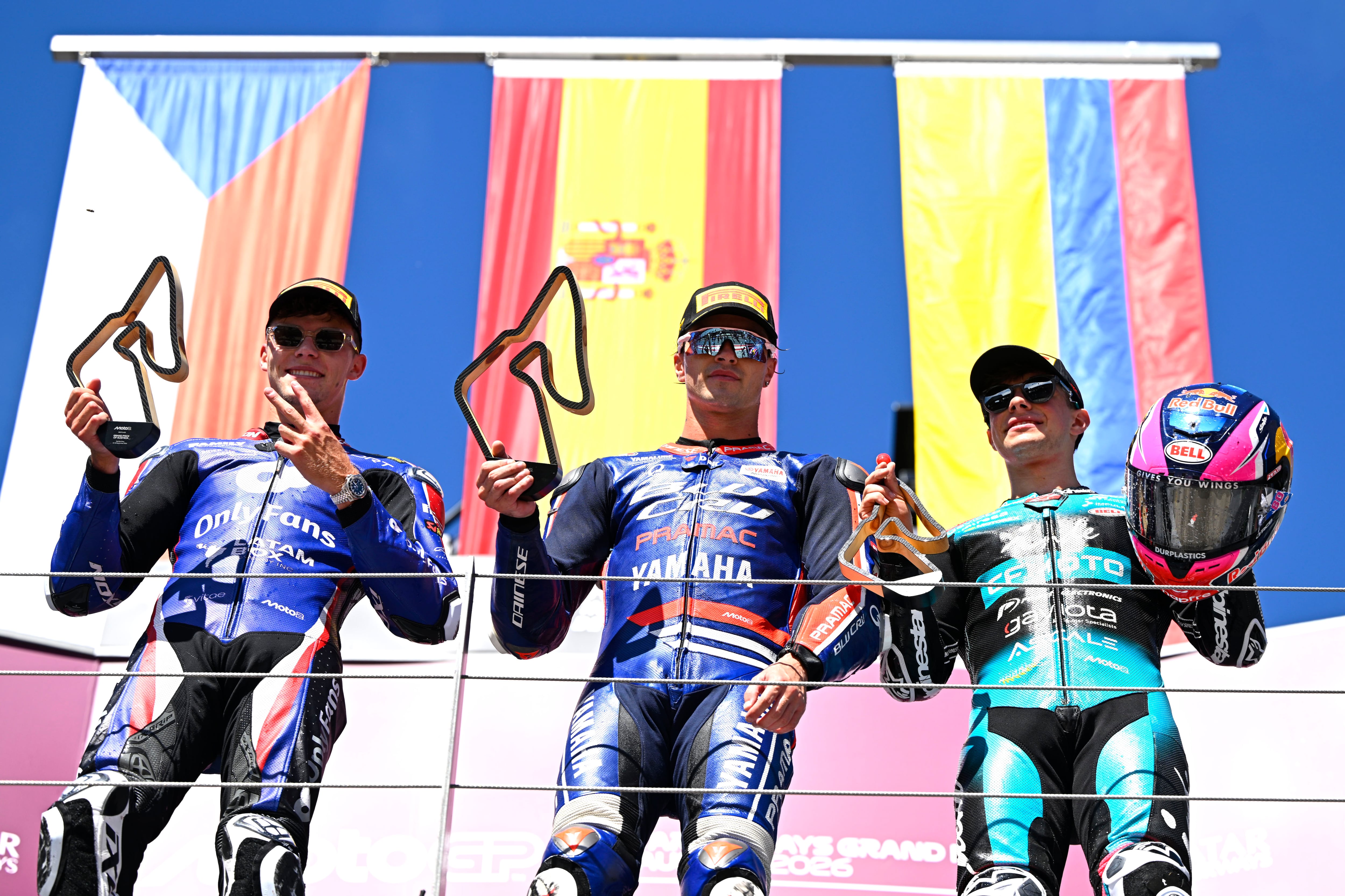David Alonso y la bandera de Colombia en el podio de Moto2