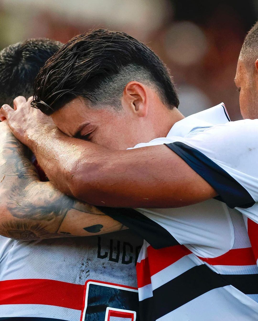 James celebrando con Lucas Moura el gol de la victoria sobre Ituano