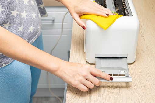Las bandejas y rejillas extraíbles pueden lavarse por separado con agua tibia y jabón para platos.
