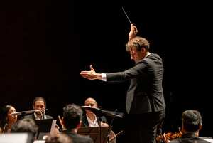 David Greilsammer es el director de la Orquesta Filarmónica de Medellín.