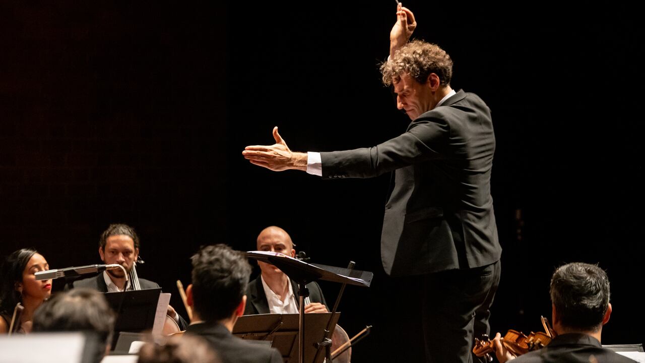 David Greilsammer es el director de la Orquesta Filarmónica de Medellín.