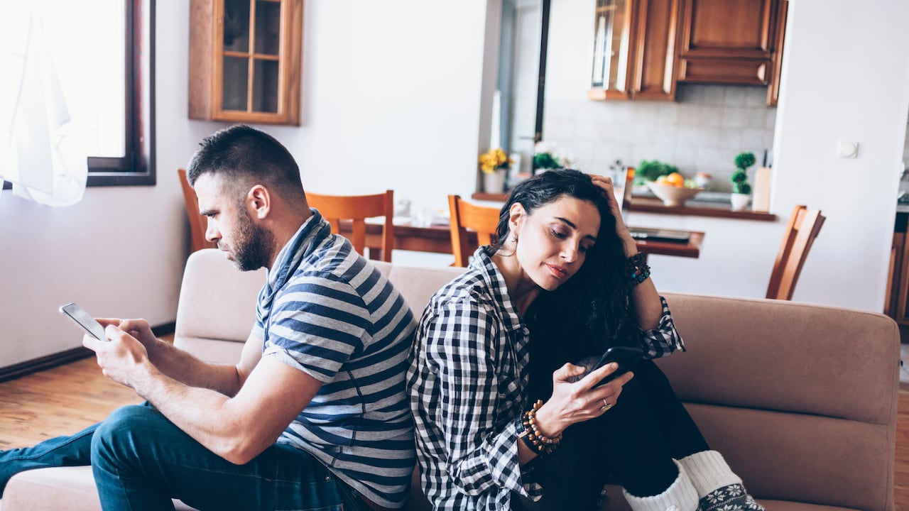 Tomar decisiones apresuradas tras una discusión podría empeorar la relación, indican especialistas.