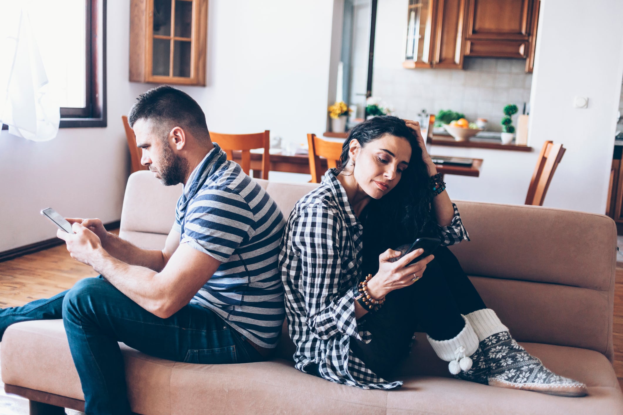 Tomar decisiones apresuradas tras una discusión podría empeorar la relación, indican especialistas.