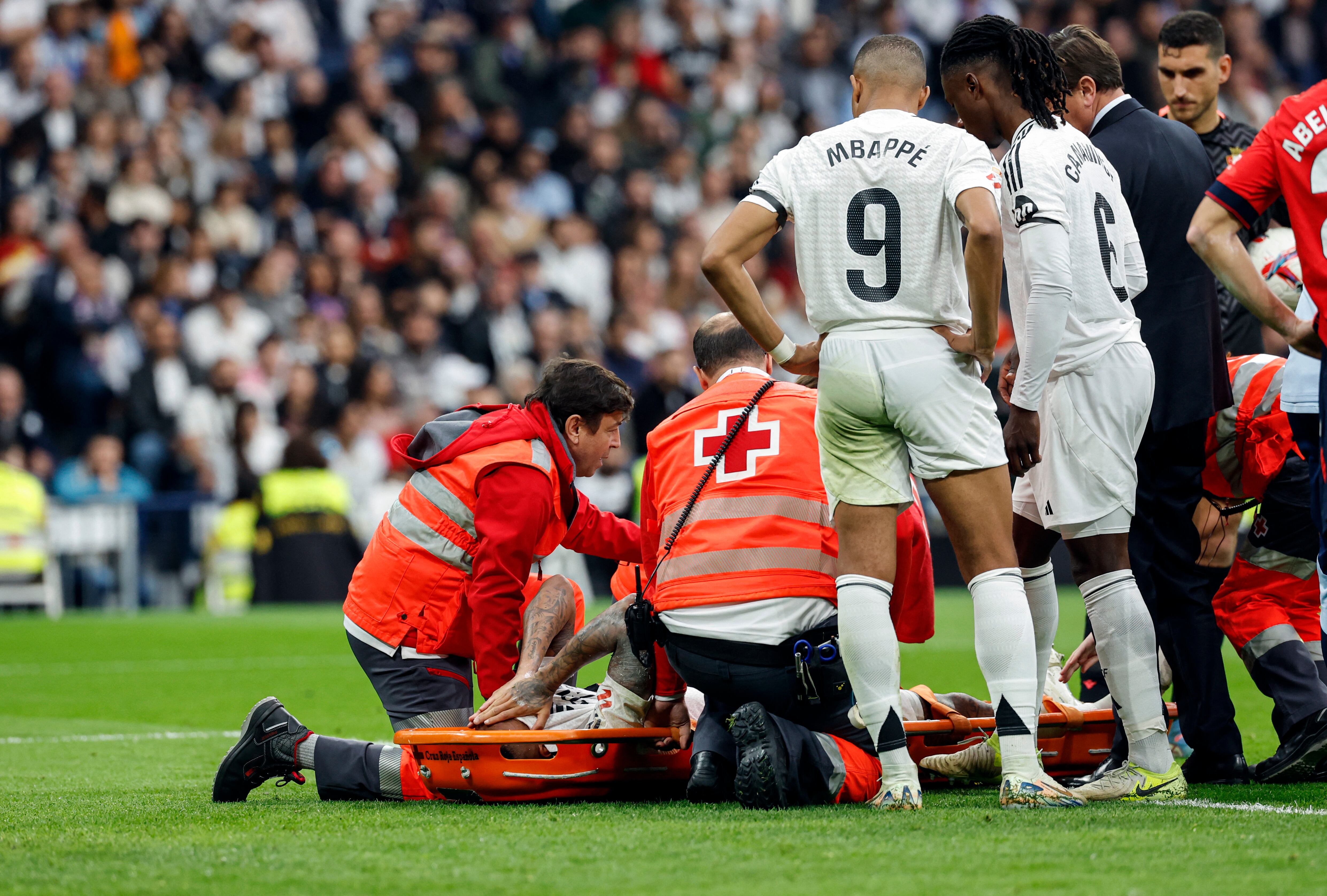 Eder Militao es atendido por el cuerpo médico del estadio.